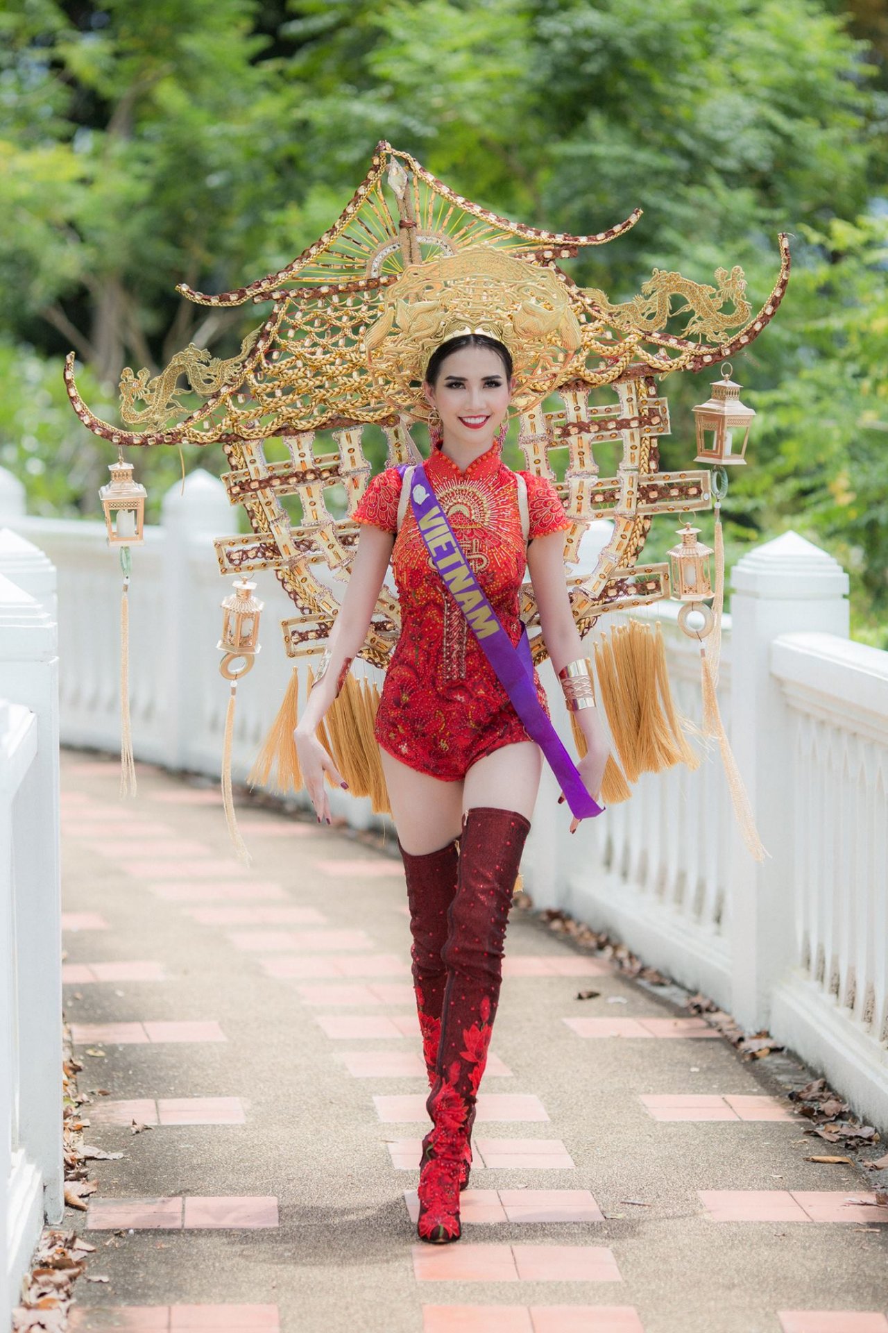 ngan-ngam-voi-trang-phuc-dan-toc-so-sai-qua-muc-cua-thi-sinh-hoa-hau-dai-su-du-lich-the-gioi-2018
