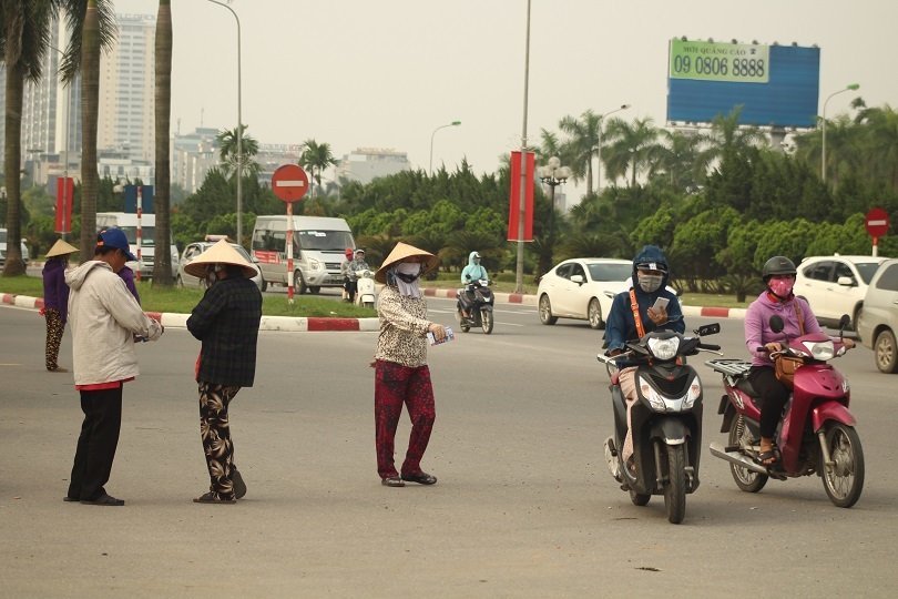 sat-gio-khai-mac-giai-tu-hung-cac-quay-ban-ve-vang-nhu-chua-ba-danh-phe-ve-dong-hon-nguoi-mua-ve