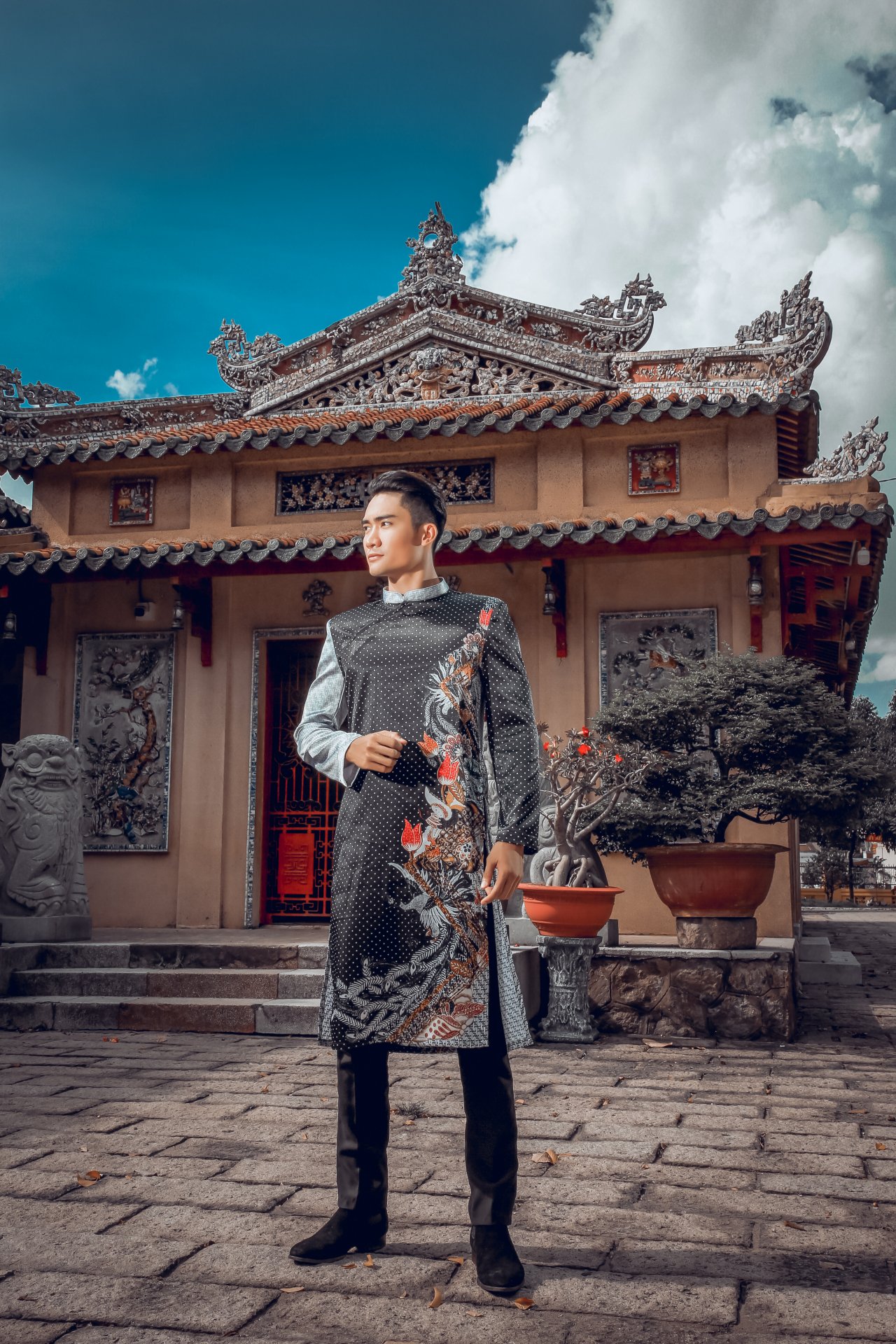 sau-dang-quang-nam-vuong-dai-su-hoan-vu-2017-luong-gia-huy-sang-indonesia-cham-thi-nhan-sac