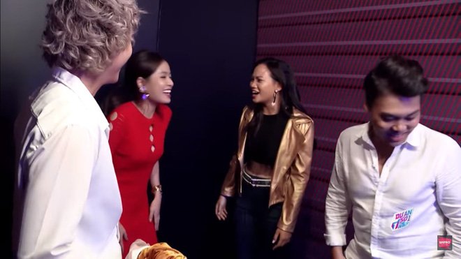 the-debut-huong-tram-bat-ngo-bi-loai-thang-rapper-tung-hop-tac-voi-hoang-hong-ngoc-ve-doi-hoang-thuy-linh