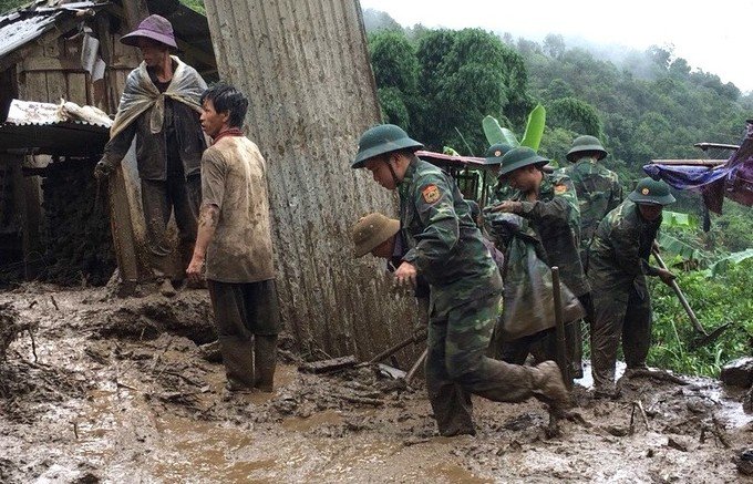 Bộ đội dầm mưa dựng nhà sập, tìm người mất tích ở Lai Châu