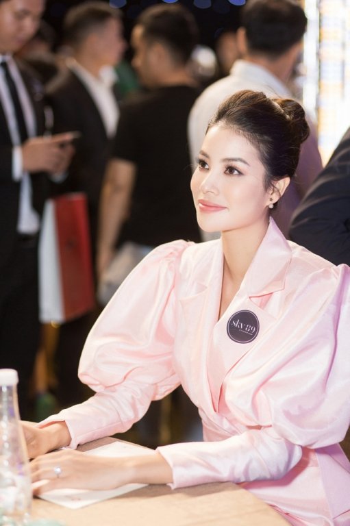 pham-huong-tai-xuat-sau-khi-bi-khan-gia-nem-da-vi-hat-duyen-minh-lo-do-te