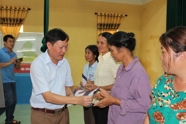 phu-tho-am-tinh-dong-huong-240-suat-qua-duoc-trao-cho-huyen-thanh-son-tan-son