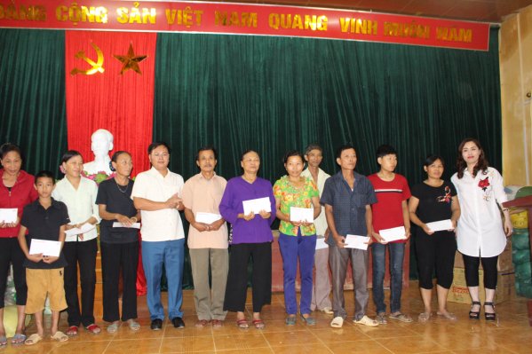phu-tho-am-tinh-dong-huong-240-suat-qua-duoc-trao-cho-huyen-thanh-son-tan-son