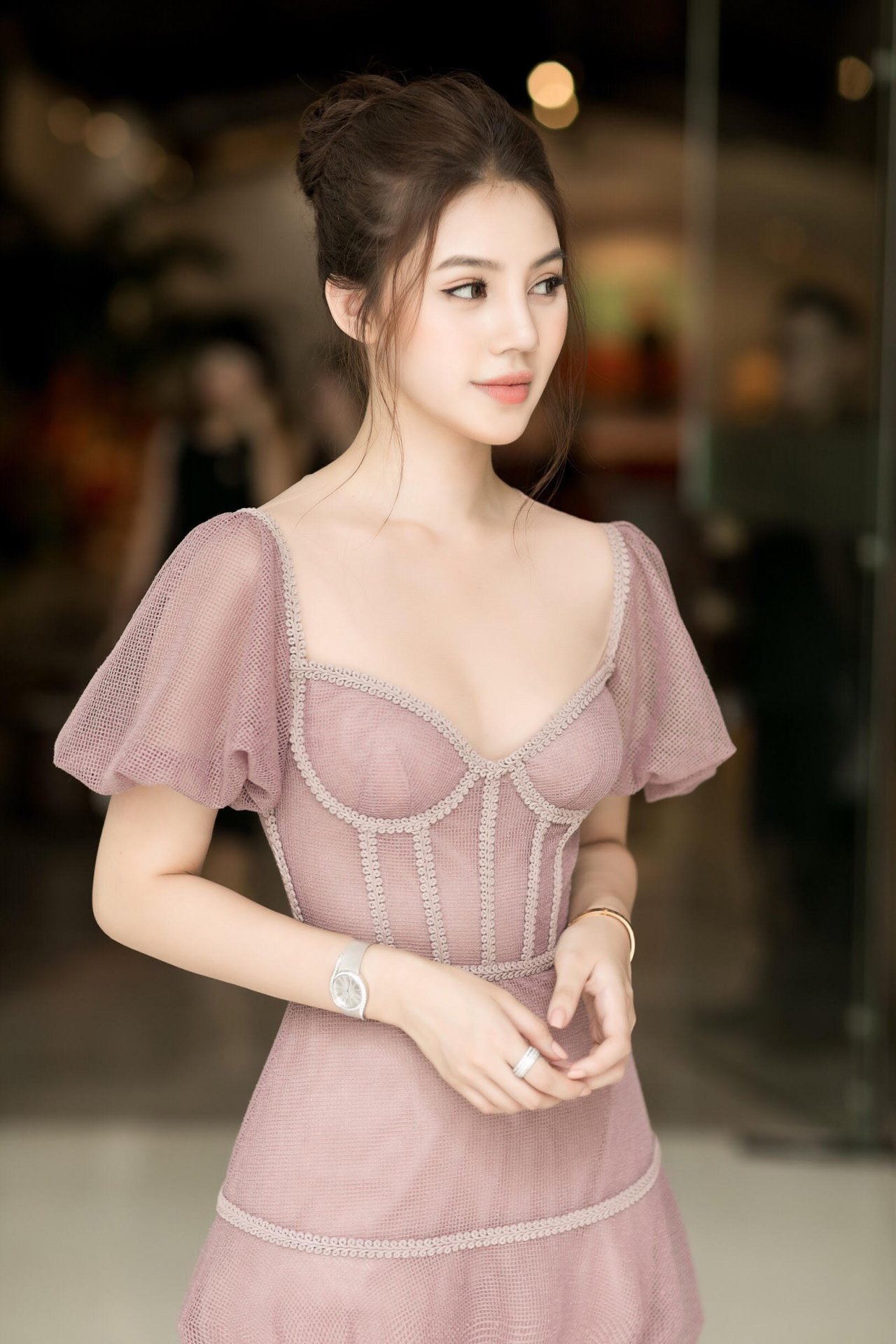 sau-khi-tiet-lo-thang-mua-sam-1-ty-hoa-hau-con-nha-giau-jolie-nguyen-bat-ngo-xuat-hien-tren-bao-indonesia