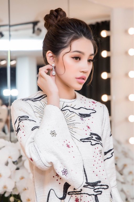 sau-khi-tiet-lo-thang-mua-sam-1-ty-hoa-hau-con-nha-giau-jolie-nguyen-bat-ngo-xuat-hien-tren-bao-indonesia