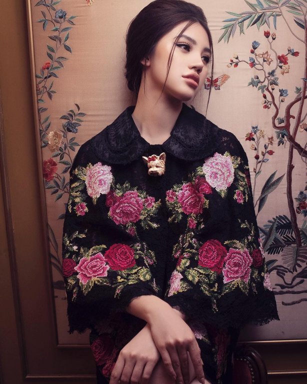 sau-khi-tiet-lo-thang-mua-sam-1-ty-hoa-hau-con-nha-giau-jolie-nguyen-bat-ngo-xuat-hien-tren-bao-indonesia