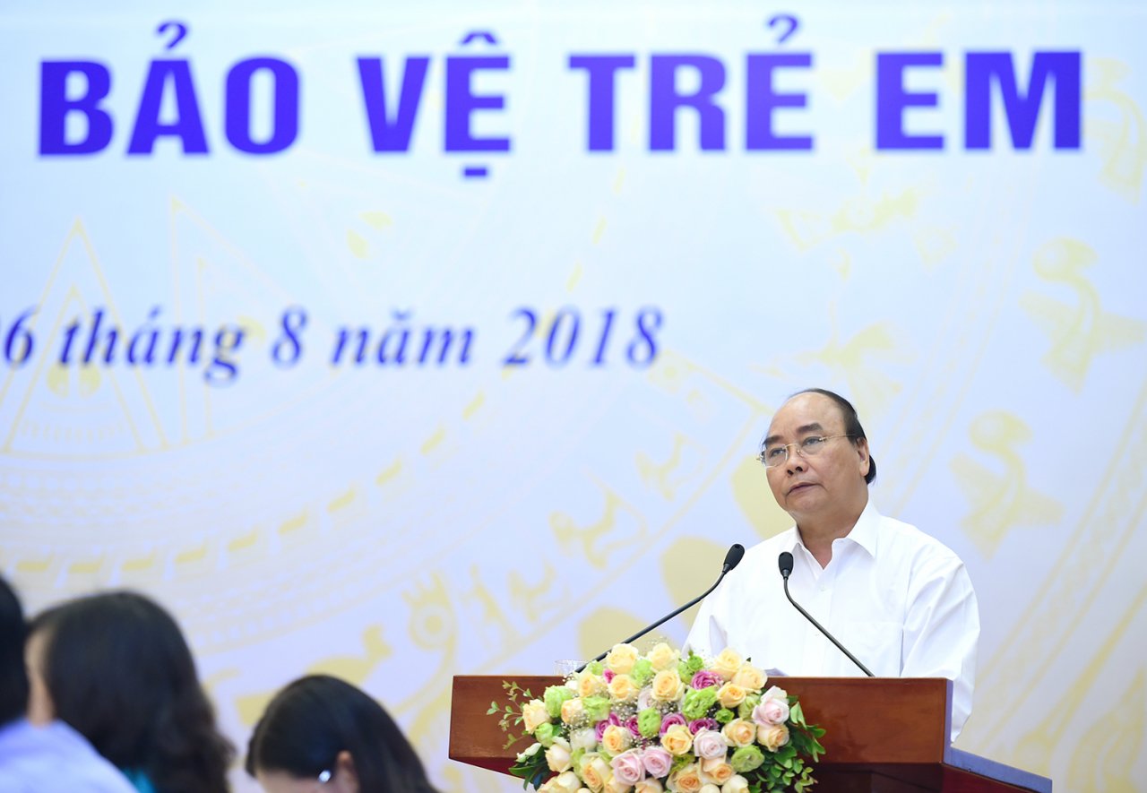 tre-em-bi-chinh-nhung-nguoi-than-trong-gia-dinh-xom-gieng-xam-hai