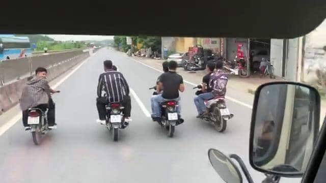 truy-tim-8-thanh-nien-dau-tran-di-xe-may-dan-hang-ngang-tren-quoc-lo-1a