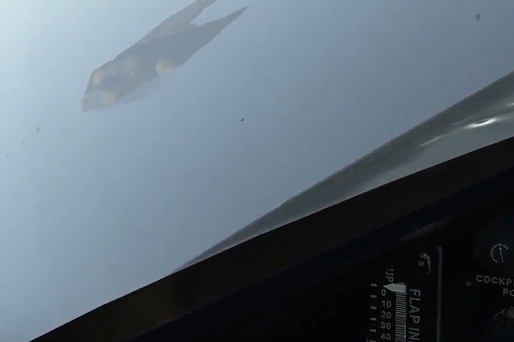Ảnh: Máy bay Hawker Typhoon nhả đạn bắn cháy 3 phi cơ đối phương