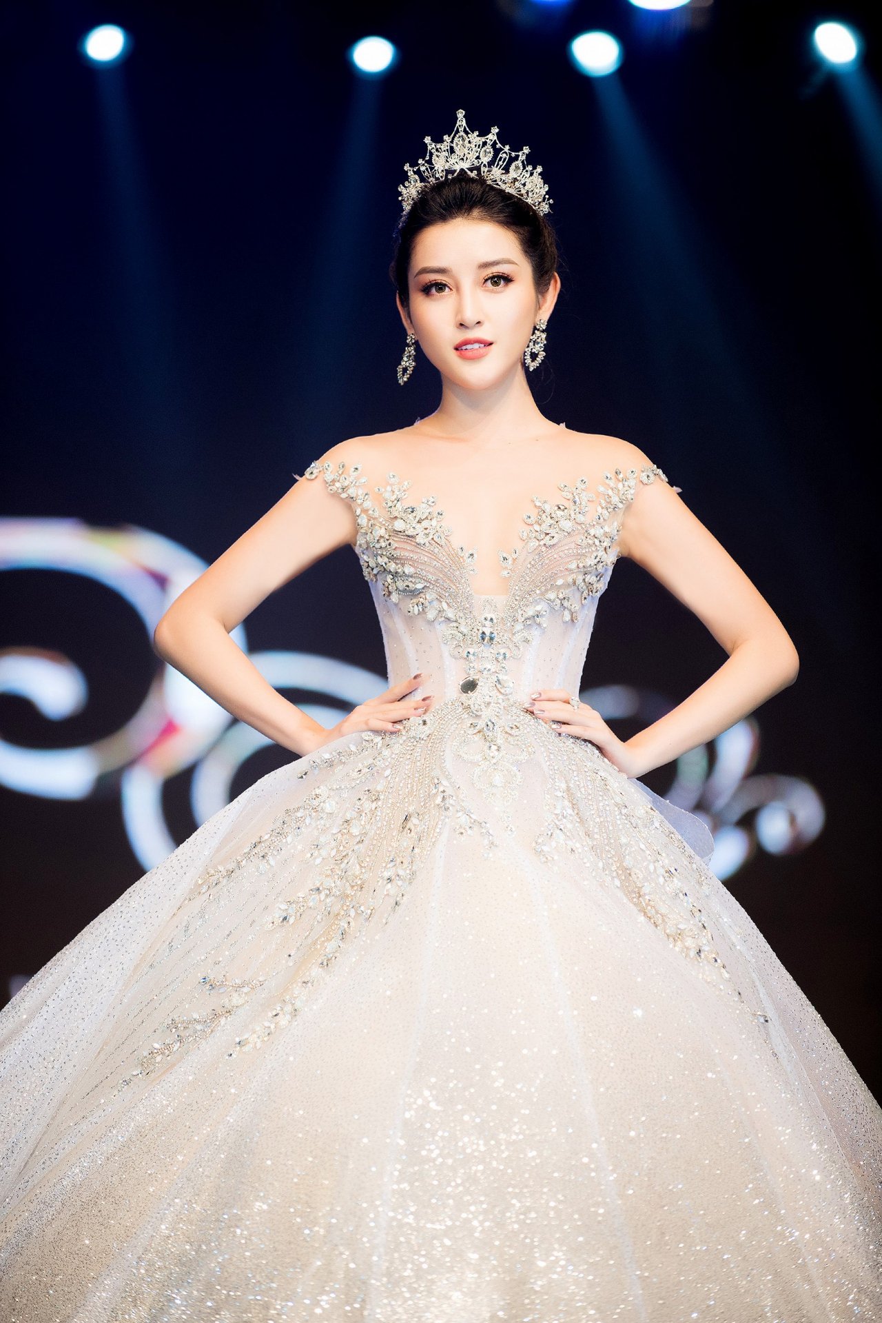 a-hau-huyen-my-chinh-thuc-len-tieng-truoc-tin-don-se-len-xe-hoa-vao-cuoi-nam-nay