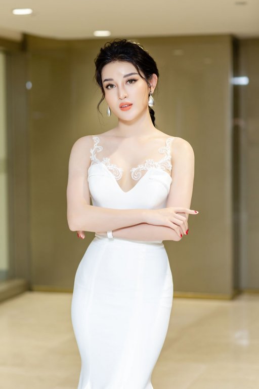 a-hau-huyen-my-chinh-thuc-len-tieng-truoc-tin-don-se-len-xe-hoa-vao-cuoi-nam-nay