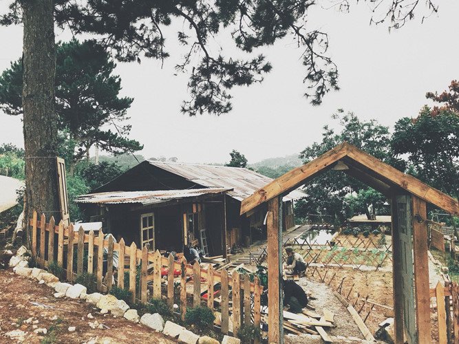 Biến ngôi nhà rách thành homestay, 5 chàng trai gây sốt MXH