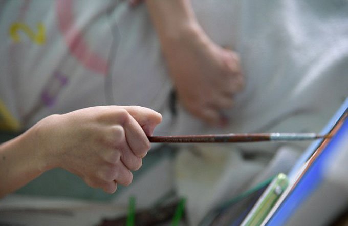 Người phụ nữ liệt giường 32 năm trở thành họa sĩ nổi tiếng