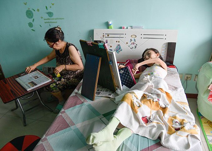 Người phụ nữ liệt giường 32 năm trở thành họa sĩ nổi tiếng