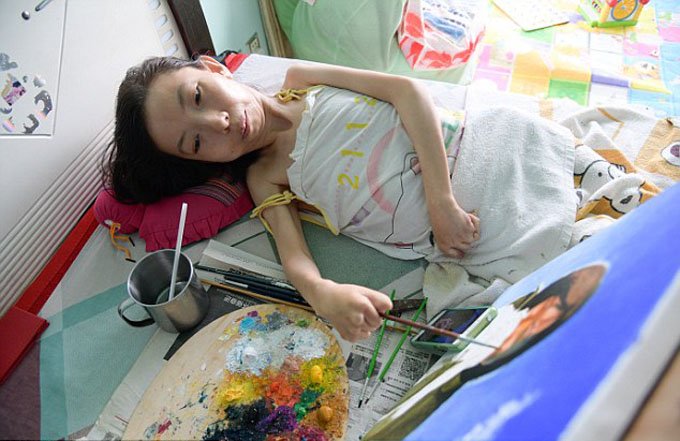 Người phụ nữ liệt giường 32 năm trở thành họa sĩ nổi tiếng