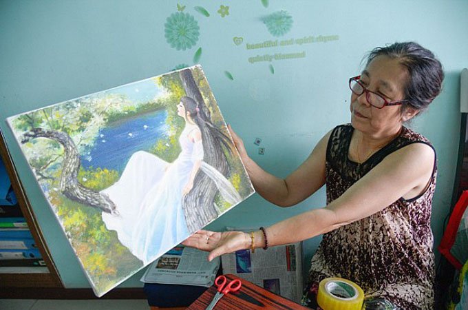 Người phụ nữ liệt giường 32 năm trở thành họa sĩ nổi tiếng