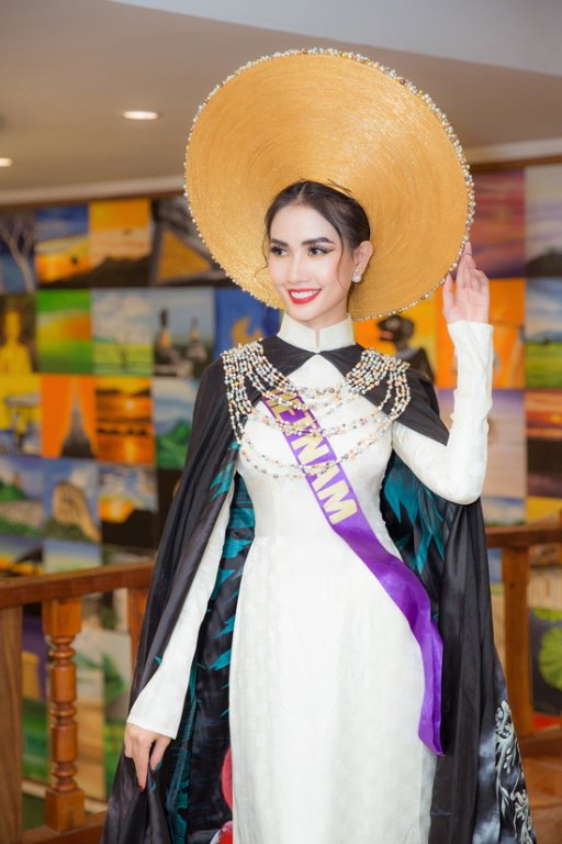 phan-thi-mo-lot-top-10-trang-phuc-eco-tourism-voi-ao-dai-theu-hong-hac-an-tuong