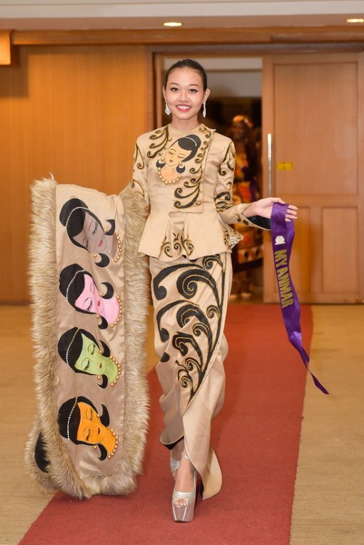 phan-thi-mo-lot-top-10-trang-phuc-eco-tourism-voi-ao-dai-theu-hong-hac-an-tuong