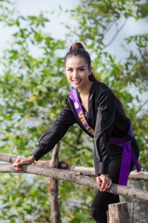 phan-thi-mo-xuat-sac-lot-top-10-trang-phuc-eco-tourism-voi-ao-dai-theu-hong-hac-an-tuong