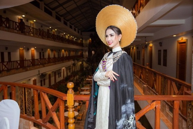phan-thi-mo-xuat-sac-lot-top-10-trang-phuc-eco-tourism-voi-ao-dai-theu-hong-hac-an-tuong