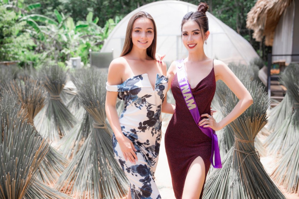 phan-thi-mo-xuat-sac-lot-top-10-trang-phuc-eco-tourism-voi-ao-dai-theu-hong-hac-an-tuong