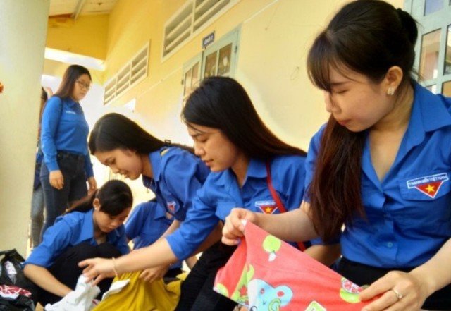 Các tình nguyện viên thu gom và phân loại quần áo.