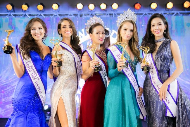 khoanh-khac-dang-quang-hoa-hau-dai-su-du-lich-the-gioi-2018-o-tuoi-27-cua-phan-thi-mo