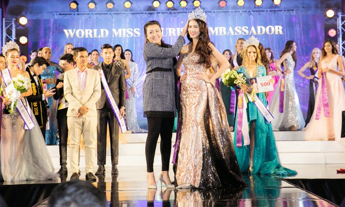 khoanh-khac-dang-quang-hoa-hau-dai-su-du-lich-the-gioi-2018-o-tuoi-27-cua-phan-thi-mo