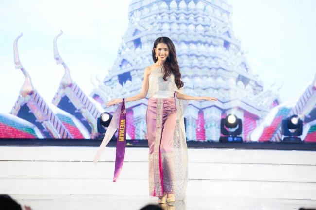 khoanh-khac-dang-quang-hoa-hau-dai-su-du-lich-the-gioi-2018-o-tuoi-27-cua-phan-thi-mo