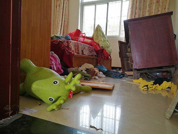 Con dâu đột ngột qua đời, hàng xóm nghi ngờ bố mẹ chồng bạo hành, bắt chồng báo cảnh sát