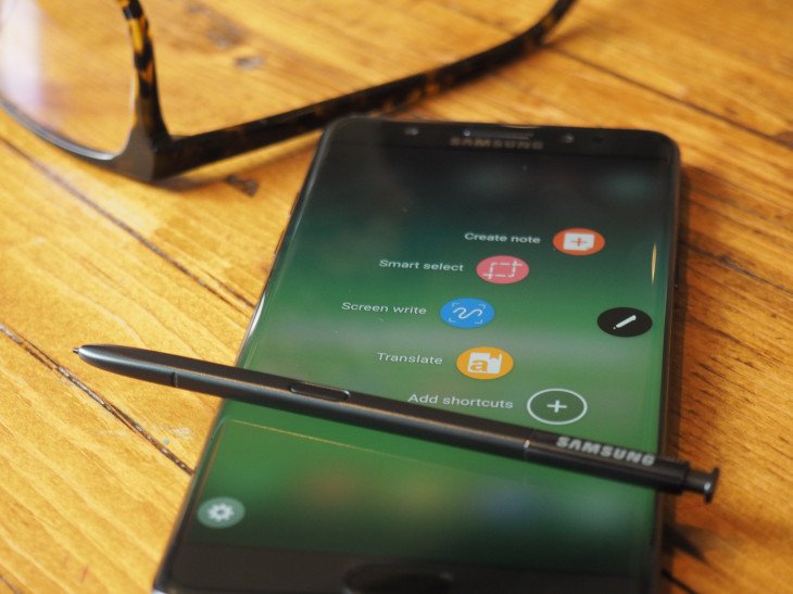 galaxy-note-fe-dien-thoai-cho-fan-hay-dua-con-roi-de-xa-hang