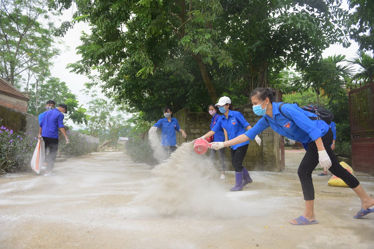 ha-noi-nguoi-dan-chuong-my-rac-voi-bot-ve-sinh-sau-lu