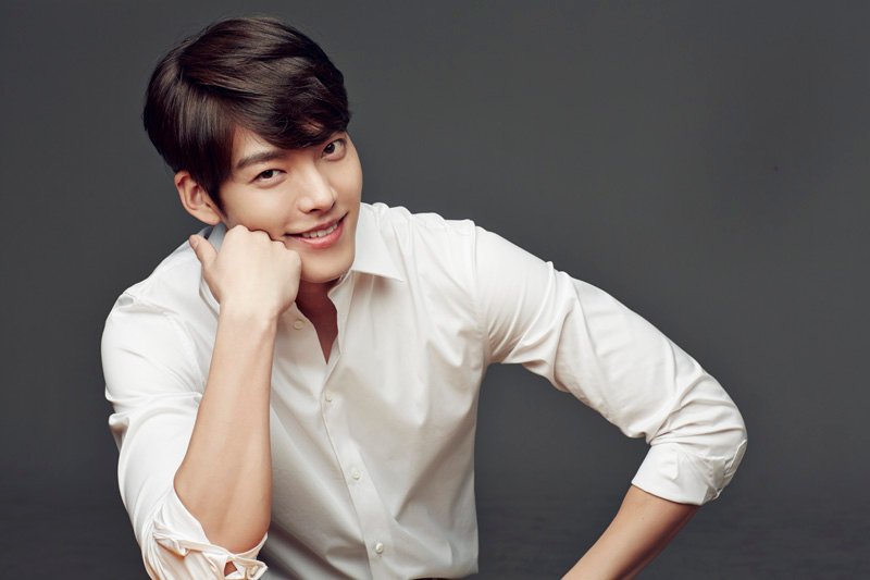 tai-tu-nguoi-thua-ke-kim-woo-bin-lan-dau-lo-dien-tren-duong-pho-sau-mot-nam-dieu-tri-can-benh-ung-thu