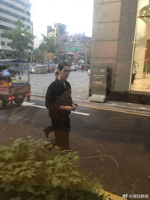 tai-tu-nguoi-thua-ke-kim-woo-bin-lan-dau-lo-dien-tren-duong-pho-sau-mot-nam-dieu-tri-can-benh-ung-thu