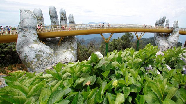 hang-loat-bao-quoc-te-than-phuc-truoc-ve-dep-cau-vang-cua-viet-nam