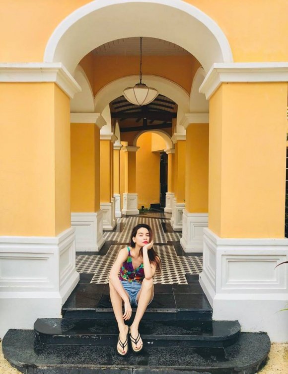 ho-ngoc-ha-khoe-chan-dai-mien-man-khi-di-du-lich-cung-gia-dinh-o-phu-quoc