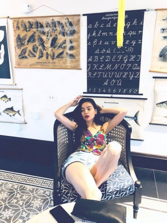 ho-ngoc-ha-khoe-chan-dai-mien-man-khi-di-du-lich-cung-gia-dinh-o-phu-quoc