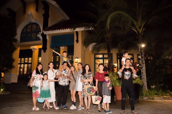 ho-ngoc-ha-khoe-chan-dai-mien-man-khi-di-du-lich-cung-gia-dinh-o-phu-quoc