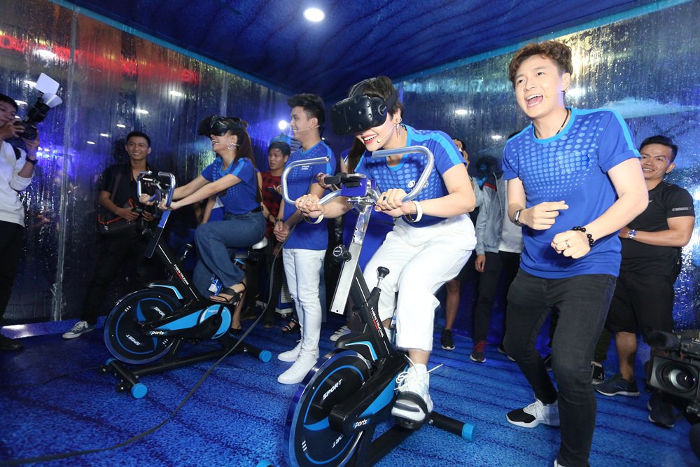mac-ke-sai-gon-mua-tam-ta-ngo-kien-huy-miu-le-hoang-thuy-linh-ho-quang-hieu-ru-nhau-di-do-co-bap