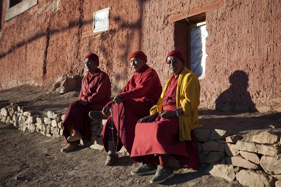 nha-su-chuan-bi-cho-mua-dong-co-doc-tren-day-himalaya