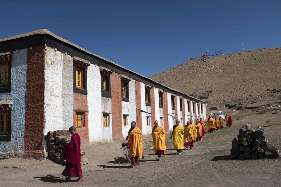 nha-su-chuan-bi-cho-mua-dong-co-doc-tren-day-himalaya