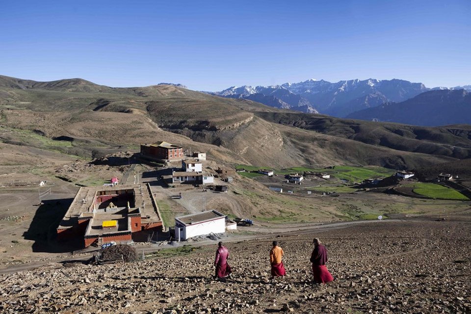 nha-su-chuan-bi-cho-mua-dong-co-doc-tren-day-himalaya