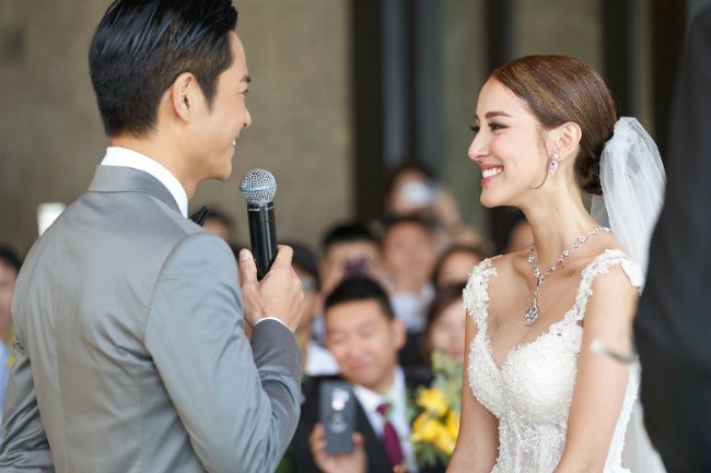 nhung-khoanh-khac-dep-trong-dam-cuoi-cua-tai-tu-tvb-trinh-gia-dinh-va-hoa-hau-hong-kong-kem-22-tuoi