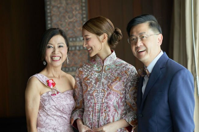 nhung-khoanh-khac-dep-trong-dam-cuoi-cua-tai-tu-tvb-trinh-gia-dinh-va-hoa-hau-hong-kong-kem-22-tuoi