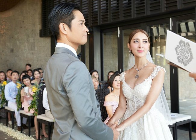 nhung-khoanh-khac-dep-trong-dam-cuoi-cua-tai-tu-tvb-trinh-gia-dinh-va-hoa-hau-hong-kong-kem-22-tuoi