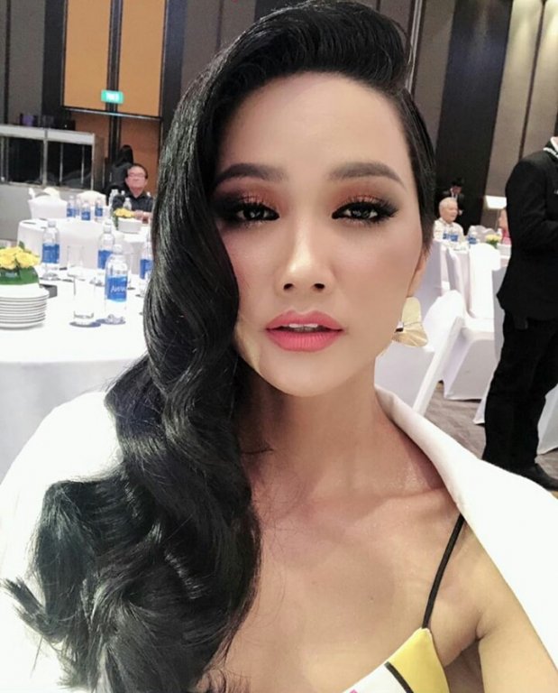 tung-anh-dien-mao-moi-truoc-khi-di-thi-miss-universe-2018-hhen-nie-khien-khan-gia-giat-minh-voi-mai-toc-dai-nu-tinh