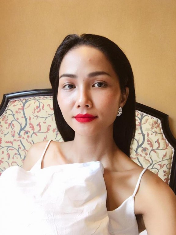 tung-anh-dien-mao-moi-truoc-khi-di-thi-miss-universe-2018-hhen-nie-khien-khan-gia-giat-minh-voi-mai-toc-dai-nu-tinh