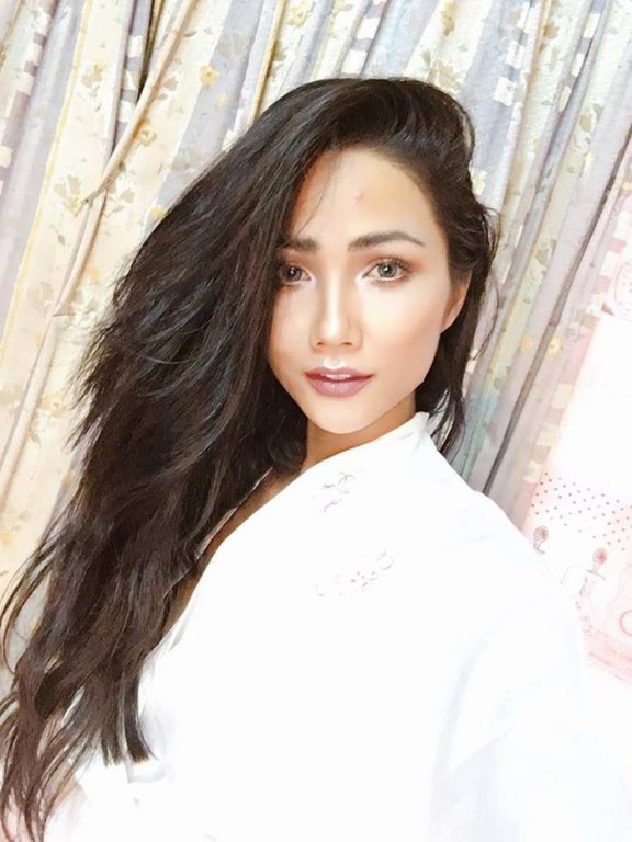 tung-anh-dien-mao-moi-truoc-khi-di-thi-miss-universe-2018-hhen-nie-khien-khan-gia-giat-minh-voi-mai-toc-dai-nu-tinh