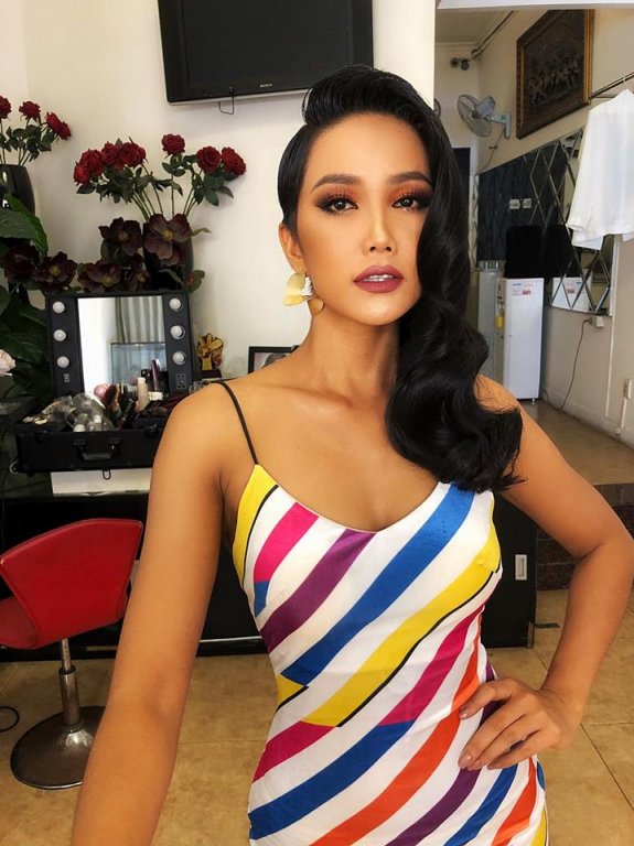 tung-anh-dien-mao-moi-truoc-khi-di-thi-miss-universe-2018-hhen-nie-khien-khan-gia-giat-minh-voi-mai-toc-dai-nu-tinh